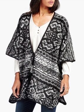 LUCKY BRAND Poncho Shawl Boho
Aztec Print Western Black Gray One Size